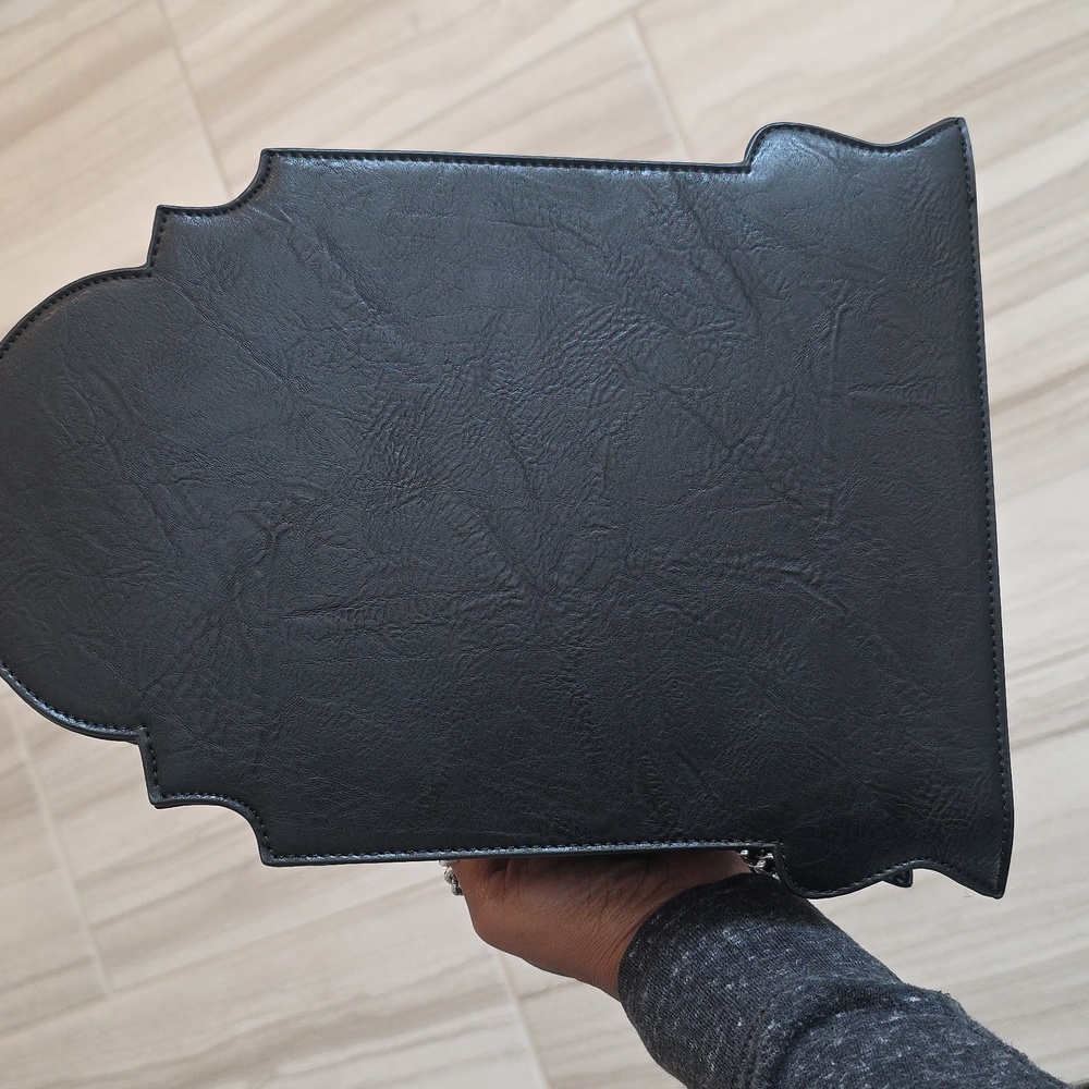 Here Lies Beetlejuice "Never Trust the Living" Headstone Purse - Picture 3 of 4